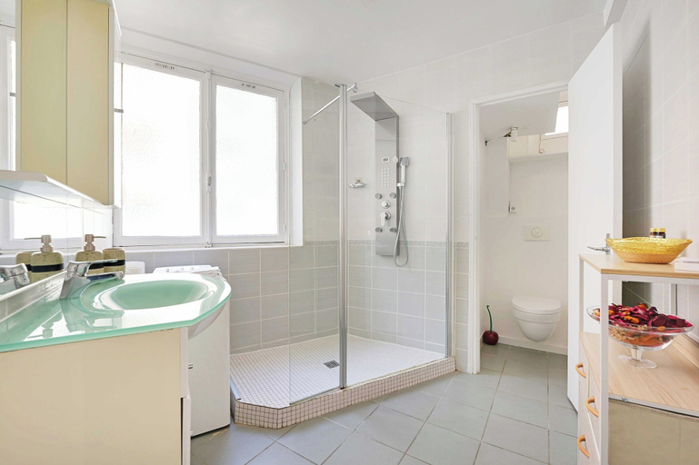 Bathroom 5, Charming Apartment -4p- Near Arc de Triomphe, Paris