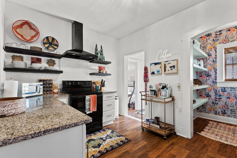 Food & Drinks 4, Gorgeous Artistic Fully Fenced Home Near Downtown, Bexar