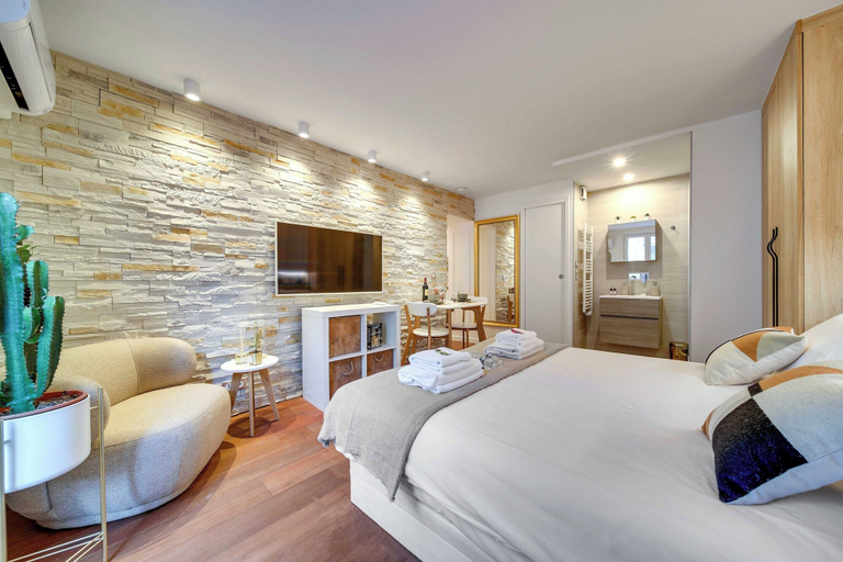Bedroom 3, Amazing Historical Parisien Studio Next TO Louvre Area ! - 2, Paris