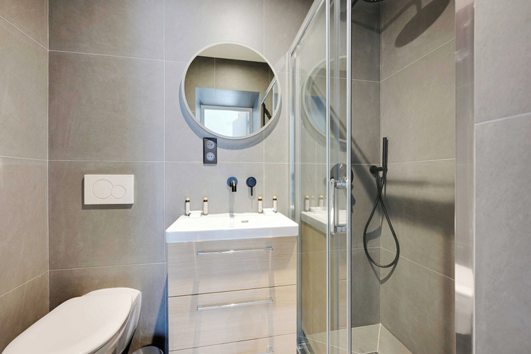 Bathroom, Modern Apt - 2bd/6p - Near Paris, Seine-Saint-Denis
