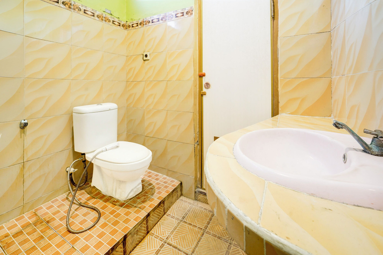 Bathroom 3, Collection O Kauman Near Stasiun Pekalongan Formerly HOTEL DIAN CANDRA, Pekalongan