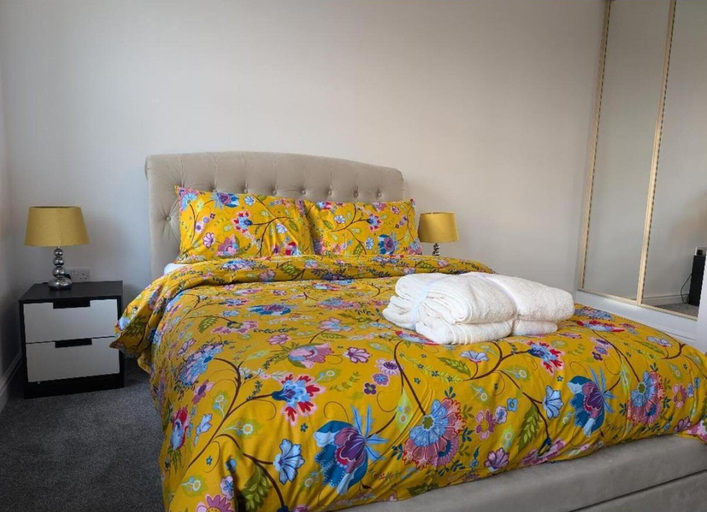 Room 5, Rugby - Apartment - Sleeps 4 - Parking, Warwickshire