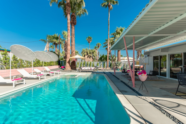 Room 4, Retro Chic Oasis Saltwater Pool Spa Mnt Views, Riverside