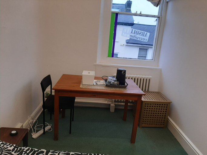 Dining, Newport 1-Bed Apt, Sleeps 2 near Train Station, Newport