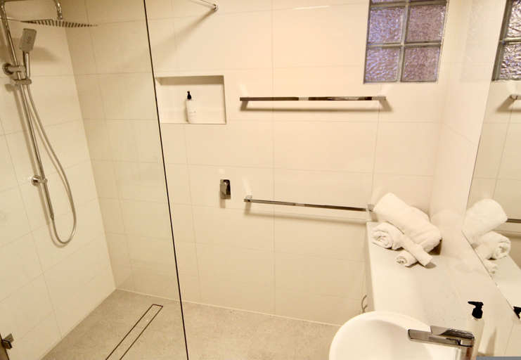 Room 5, The Grand Apartments North Adelaide + Parking, Adelaide