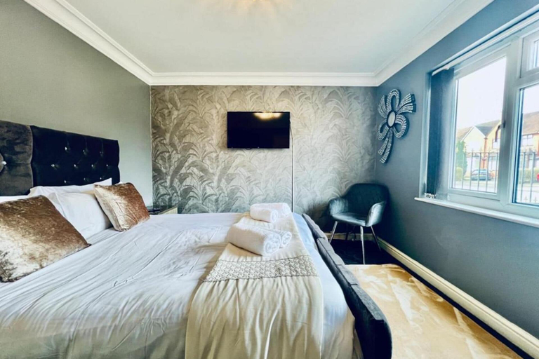 Bedroom 3, 13 Guests - Free Parking - Manchester House, Bury