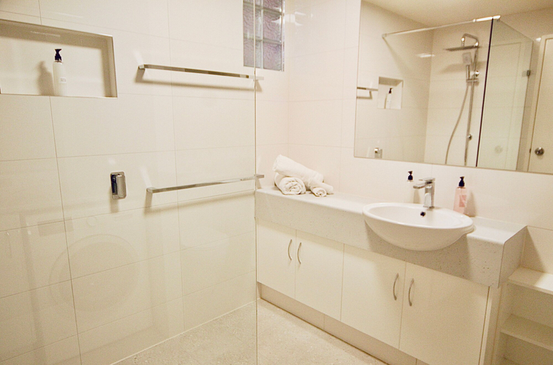 Room 4, The Grand Apartments North Adelaide + Parking, Adelaide