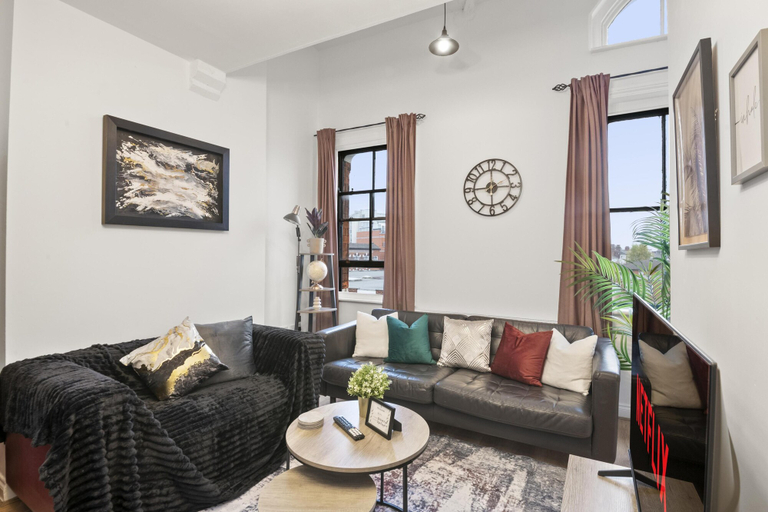 Living area 5, 3 Bedroom Apt Jq Birmingham, Parking & Wifi, Birmingham