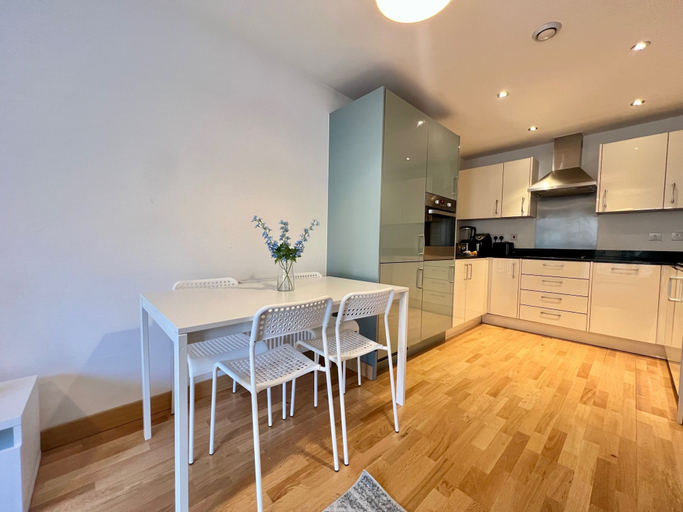 Dining, Modern 2-bed Dartford - Free Parking & Fast Wifi, Kent