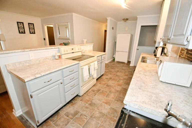 Room 4, 2 Blocks to ND 4 Bedroom 2 Bath Home 1217, Saint Joseph