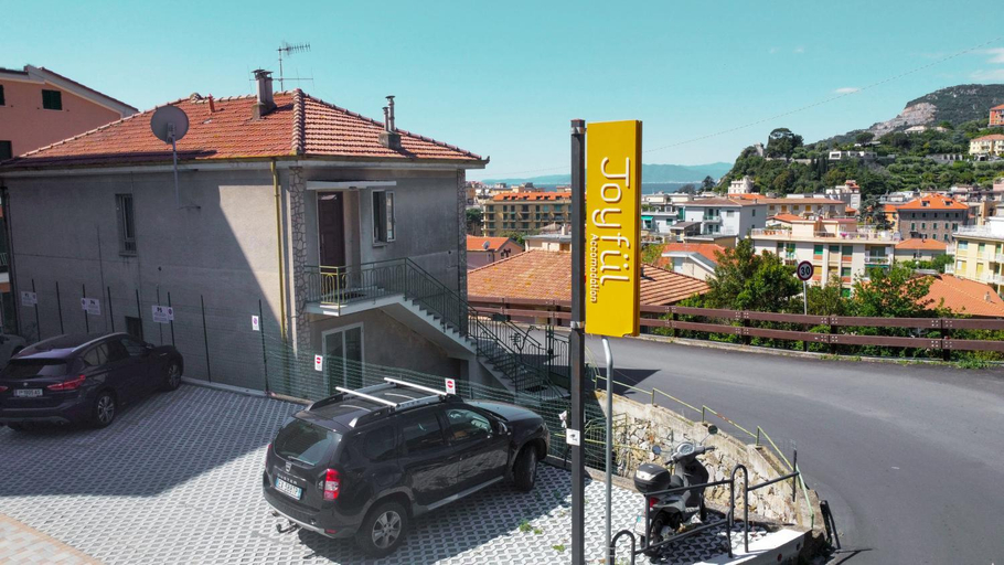 Joyful Accomodation, Savona