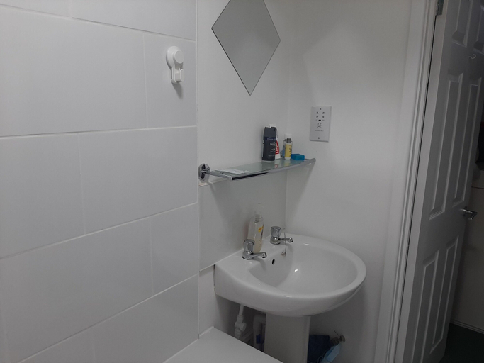Bathroom 5, Newport 1-Bed Apt, Sleeps 2 near Train Station, Newport
