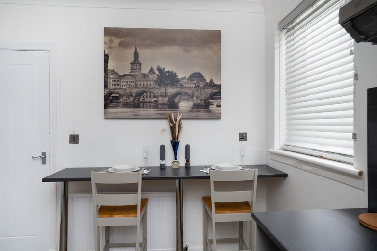 Dining, 2-bed Flat, Wishaw, Free Parking, Family-friendly, North Lanarkshire