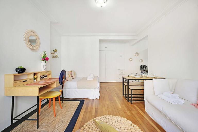 Bedroom 2, Charming Apartment -4p- Near Arc de Triomphe, Paris