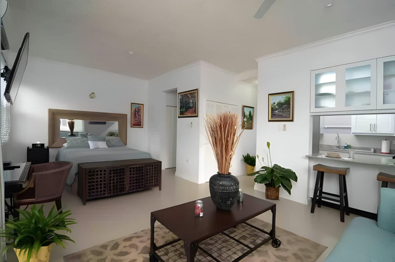 Room 5, 1-Bed Smart Access Condo Near Bob Marley Museum