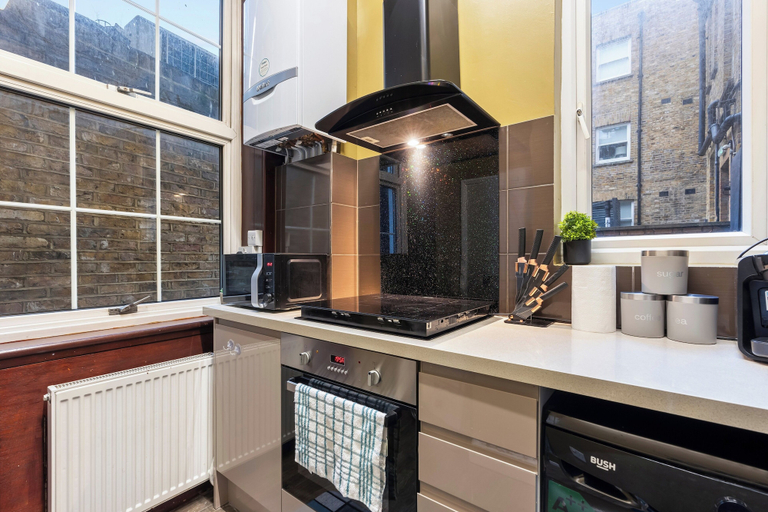 Others 5, London Charm One-bed Apartment, London