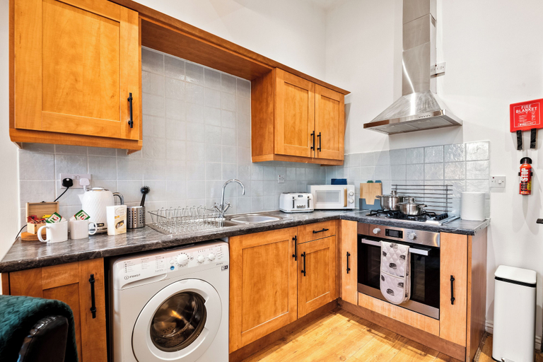 Private kitchen 3, 3 Bed Flat - Sleeps 7 - Parking - Wifi, Birmingham