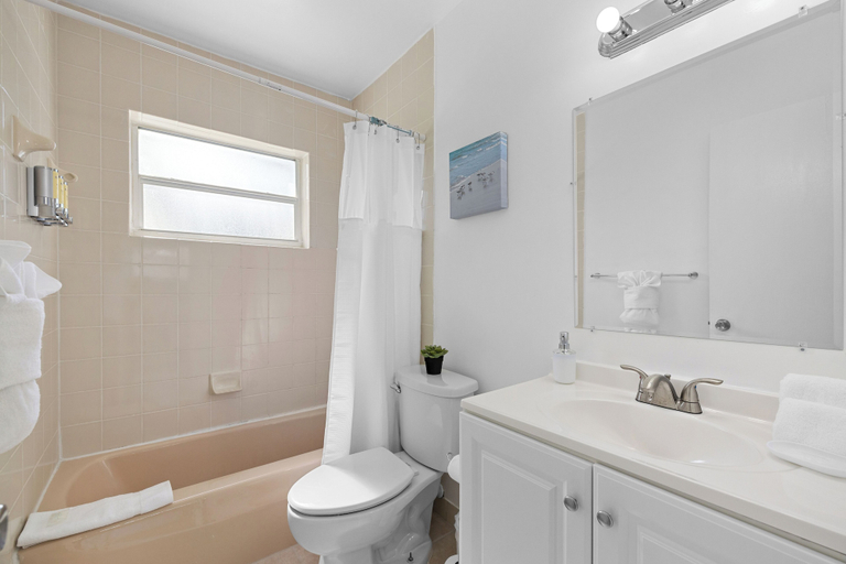Bathroom 3, Sunset Inn - Hallandale Beach, Broward