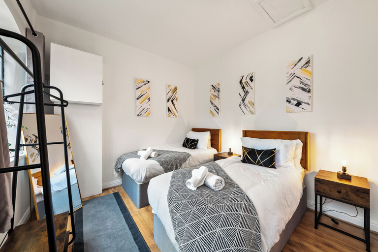 Room 3, 3 Bedroom Apt Jq Birmingham, Parking & Wifi, Birmingham