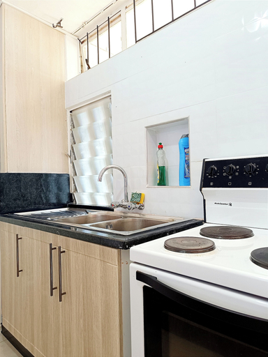 Private kitchen 4, Best Location/ Extra King Bed, Harare