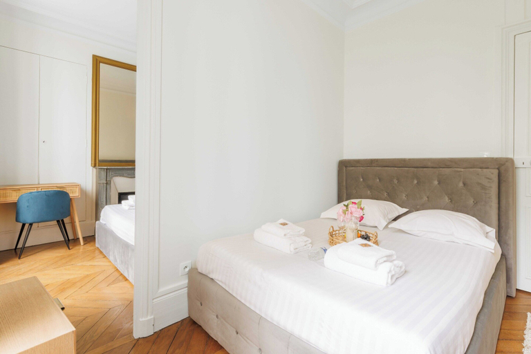 Room 2, Chic and Refined Apartment, Hauts-de-Seine