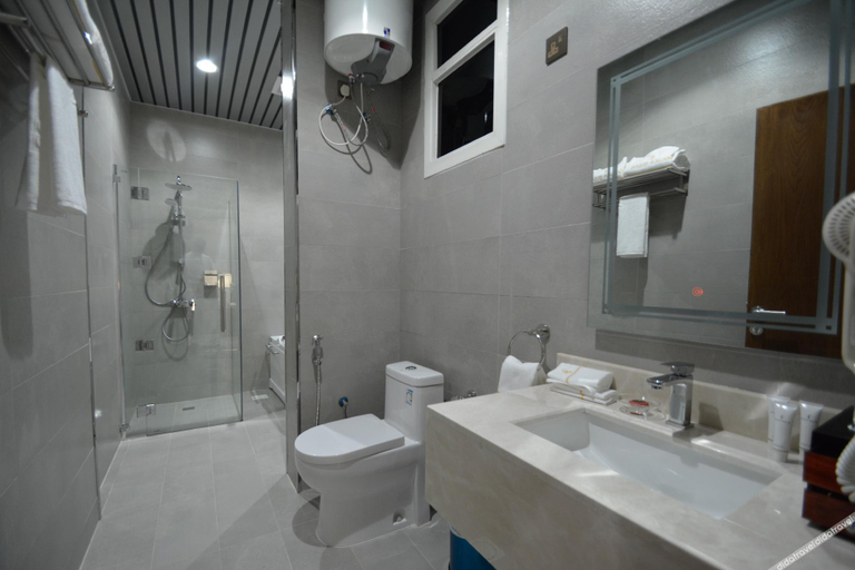 Bathroom 3, Golden Bujari Hotel - Diyafa
