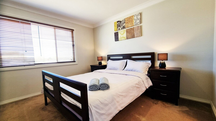 Room 5, St Albans House - Spacious and Modern Home, Melbourne