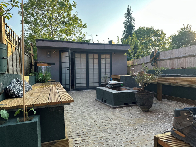 Exterior & Views 2, Inviting 1-bed Studio in London, London