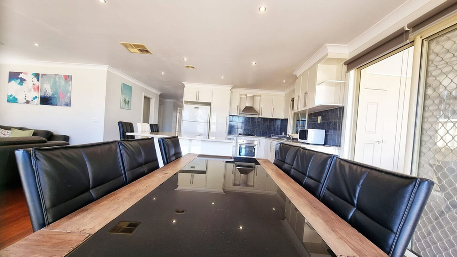 Room 2, St Albans House - Spacious and Modern Home, Melbourne