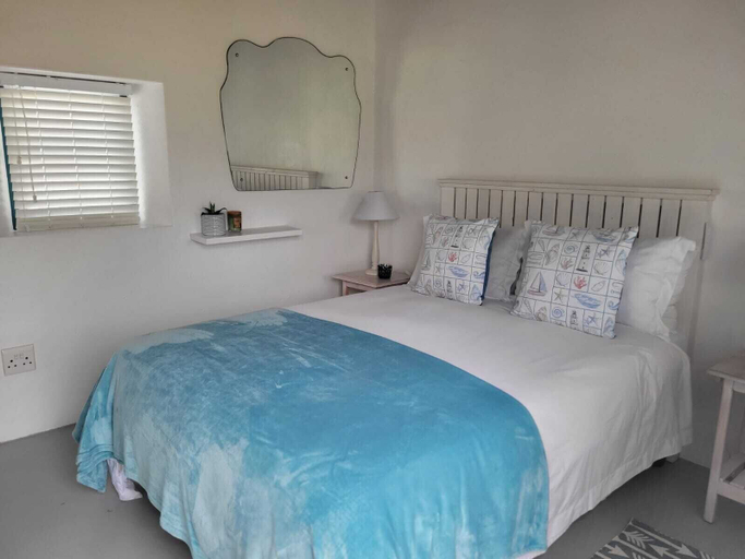 Room 2, 5 Bedroomed Fisherman's Cottage in Struis Bay, Overberg