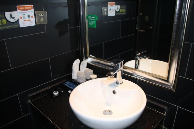 Bathroom 4, Huanyu Hotel (Lingshan Bus Terminal), Qinzhou
