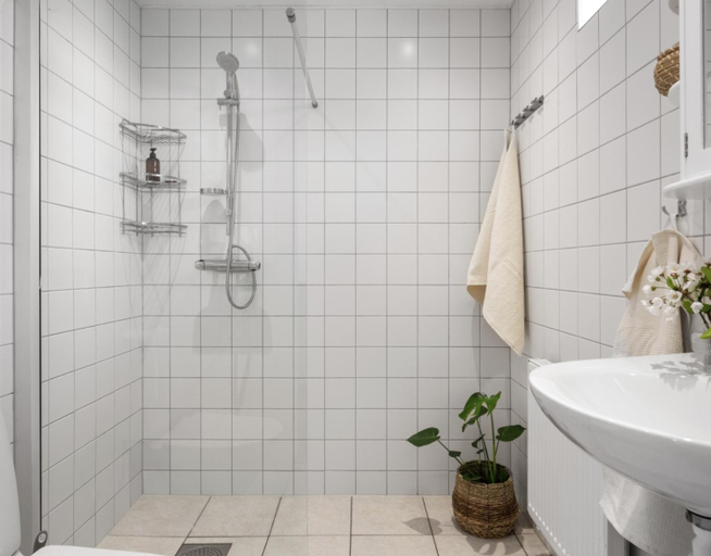 Bathroom 2, Comfortable guest rooms with fully equipped kitchen and cosy living room., Stenungsund