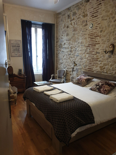 Bedroom 3, L, Cher