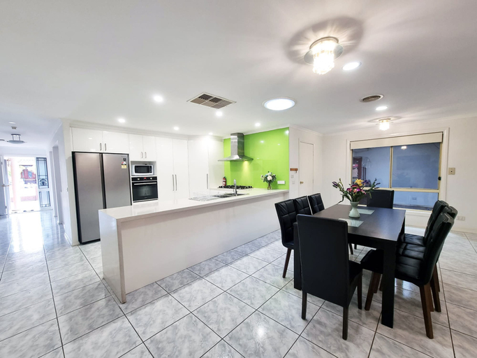 Room 4, 5 Bedrooms Spacious Home, Melbourne
