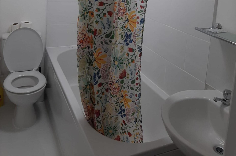 Bathroom 3, Newport 1-Bed Apt, Sleeps 2 near Train Station, Newport
