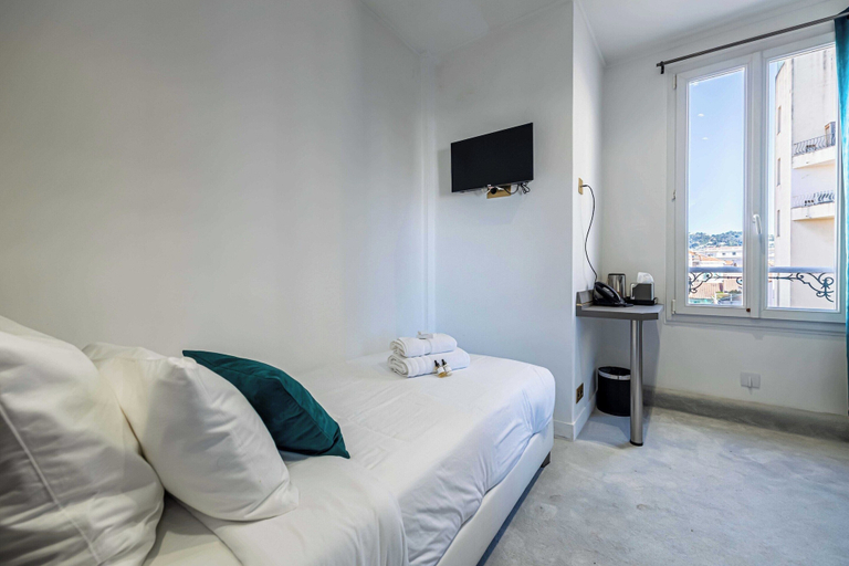 Room 5, Hotel Avaton - Single Bedroom - Cannes Palais, Alpes-Maritimes