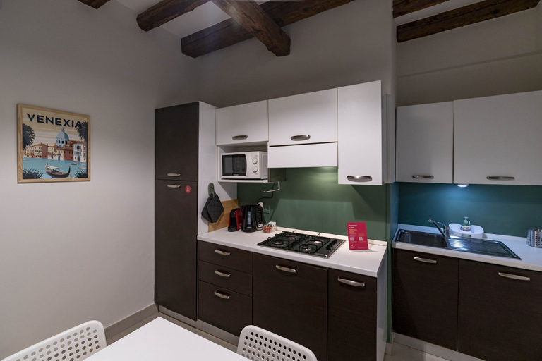 Room 4, Santa Lucia Canal View by Wonderful Italy, Venezia