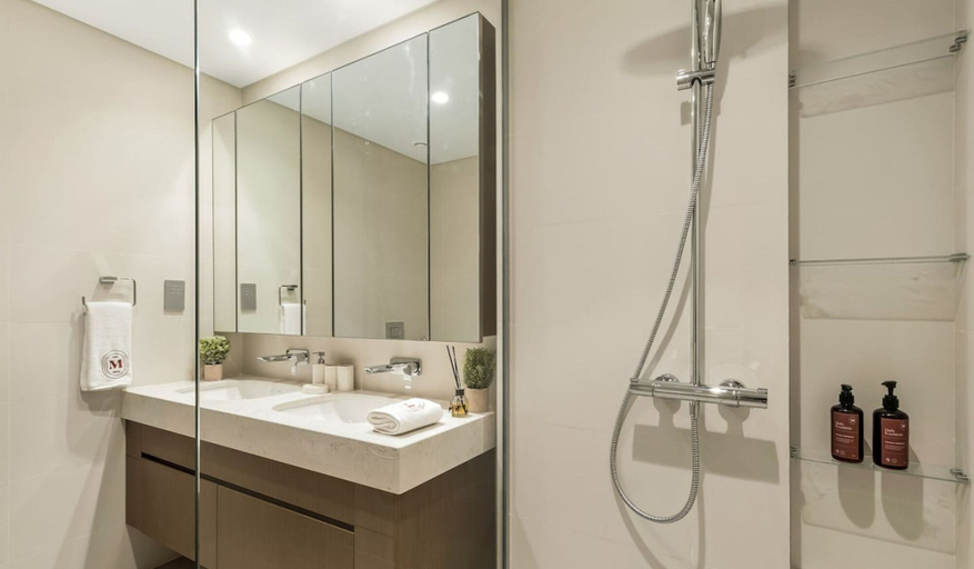 Room 4, Modern 2BR w Direct Beach Access Emaar Beachfront, Dubai