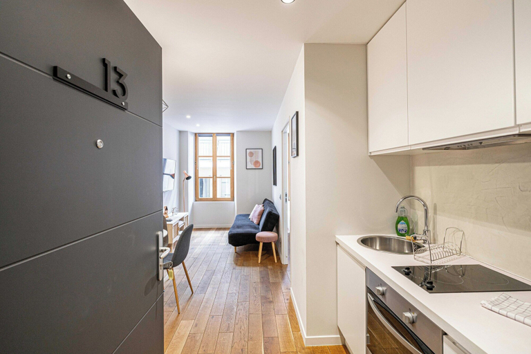 Private kitchen 5, Magnificent renovated 2 room apartment , Alpes-Maritimes