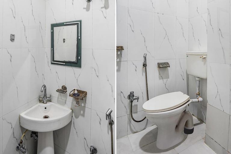 Bathroom 2, FabHotel Deepak Palace - Assi Ghat, Varanasi