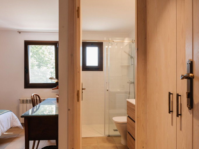Bathroom 5, Cottage in Castellnou With Forest Trails, Barcelona