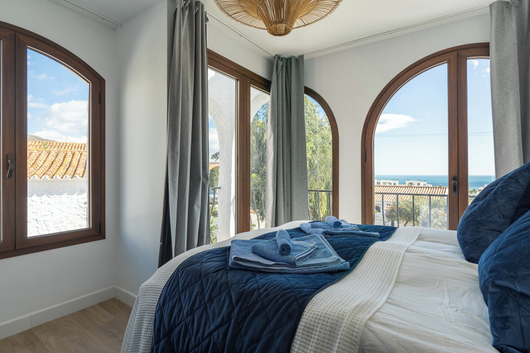 Room 3, Luxury House With Private Heated Pool in Nerja!, Málaga