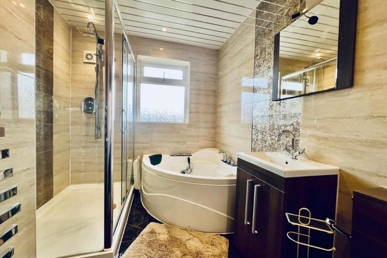 Bathroom 4, 13 Guests - Free Parking - Manchester House, Bury