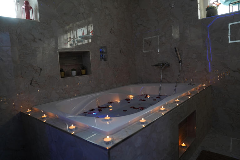 Bathroom 2, 2 Bed Flat - Sleeps 4 - Jacuzzi Bath - Parking, Bradford