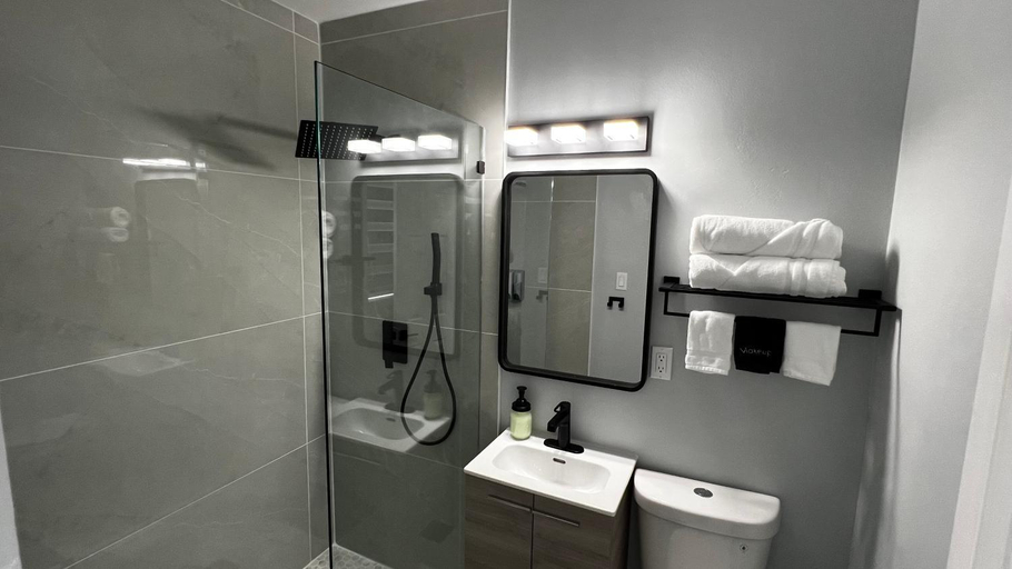 Bathroom 2, Oceano Suites Daytona Beach, Volusia