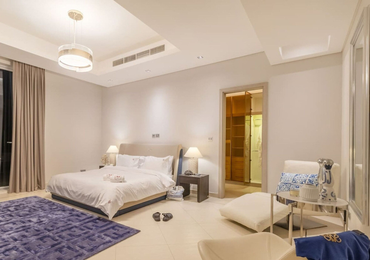 Room 2, Beachfront 5BR Villa w Jacuzzi Pool on the Palm, Dubai