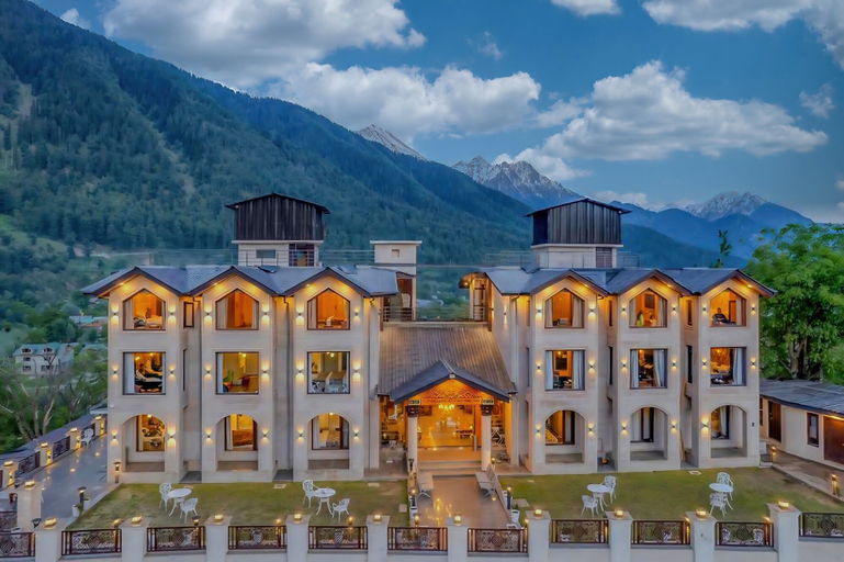 Exterior & Views