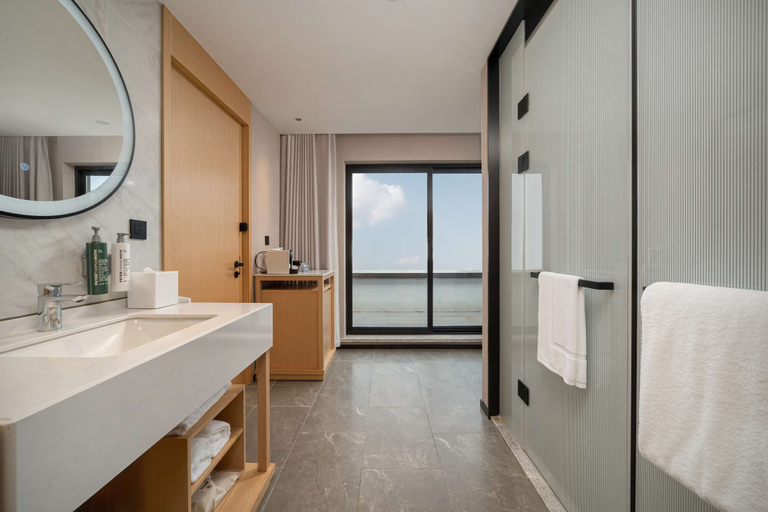 Bathroom 4, Hilton Garden Inn Shanghai Caoyang, Shanghai