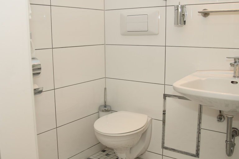 Bathroom 5, Hotel Hafez, Lippe