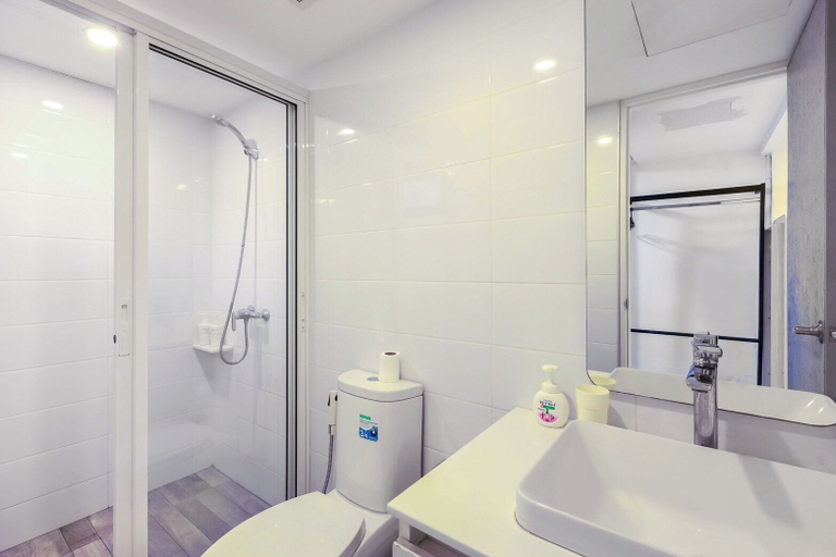 Bathroom 3, Quite Grove Hotel, Bang Rak